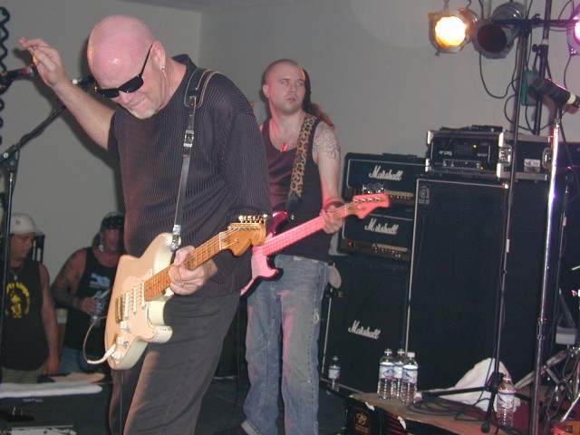 aA-Kendall close Pick hand